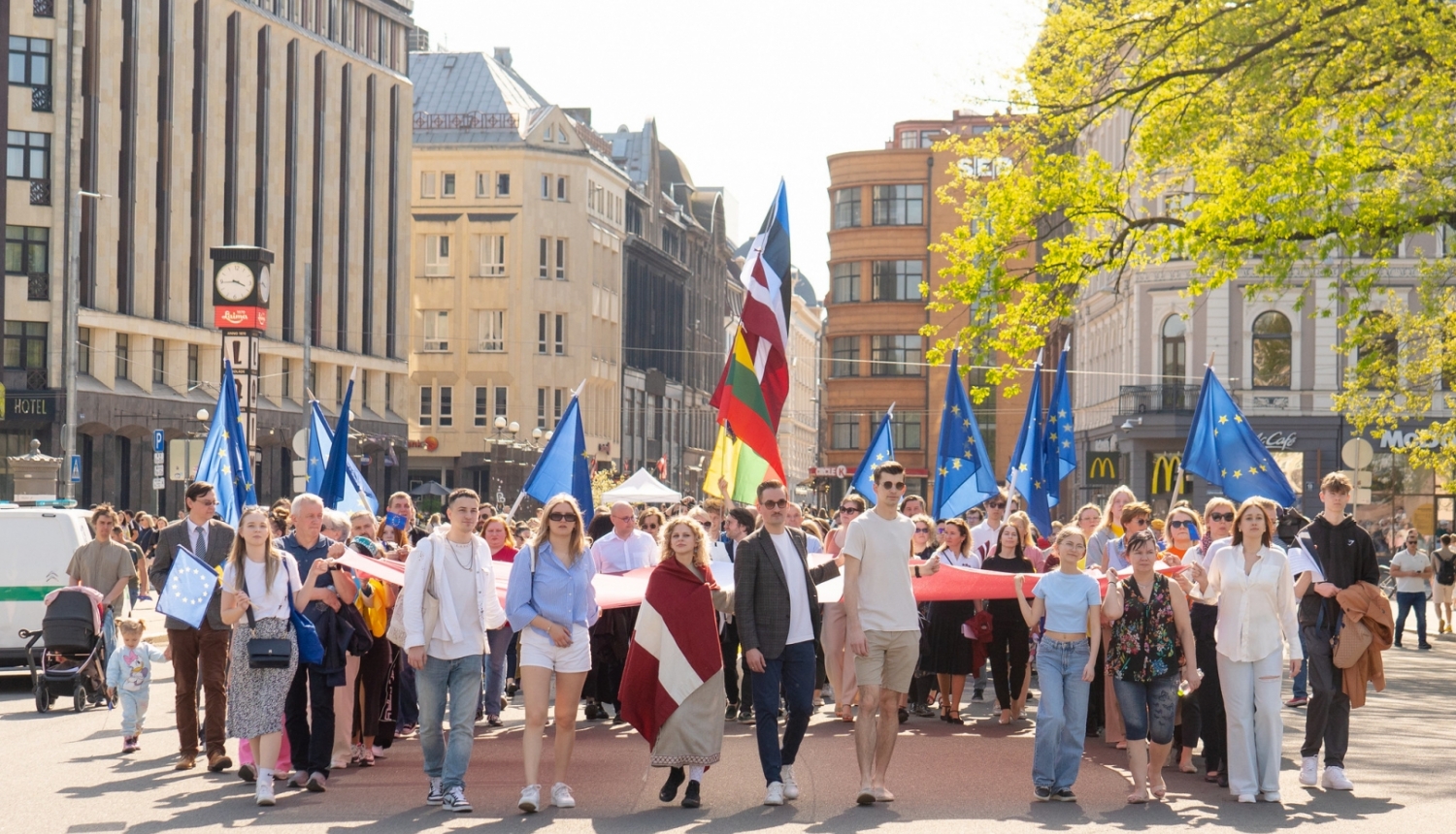 Zibakcija #MēsEsamEiropa gājiens no Doma laukuma līdz Brīvības piemineklim ar lielformāta Latvijas un Eiropas Savienības karogiem.