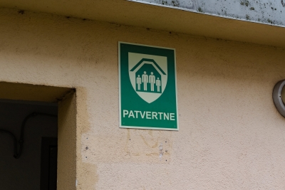 Patvertnes zīme uz sienas