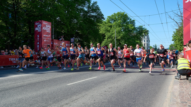 Cilvēki skrien maratonā