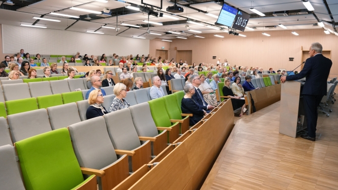 Vienotas skolas foruma dalībnieki zālē