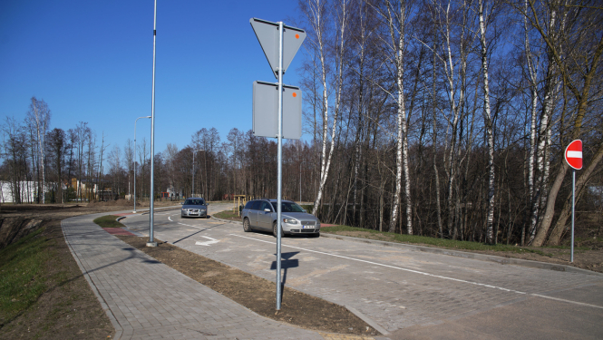 Iela, mašīnas brauc