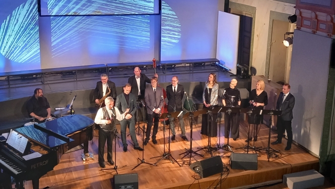 Džeza grupa “Assebly Singers” uzstājas uz skatuves