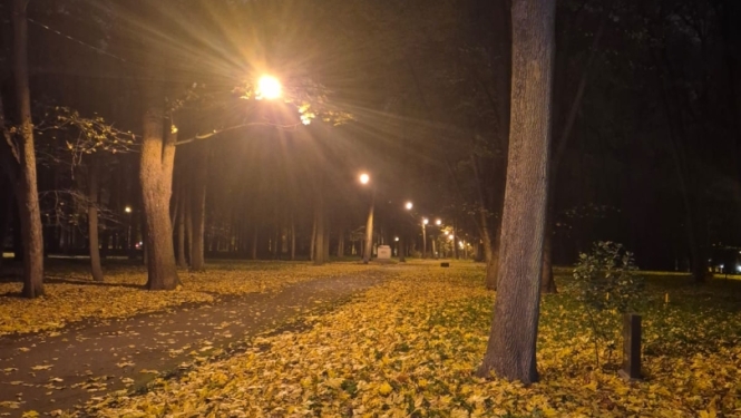 Apgaismots gājēju celiņš Lielajos kapos