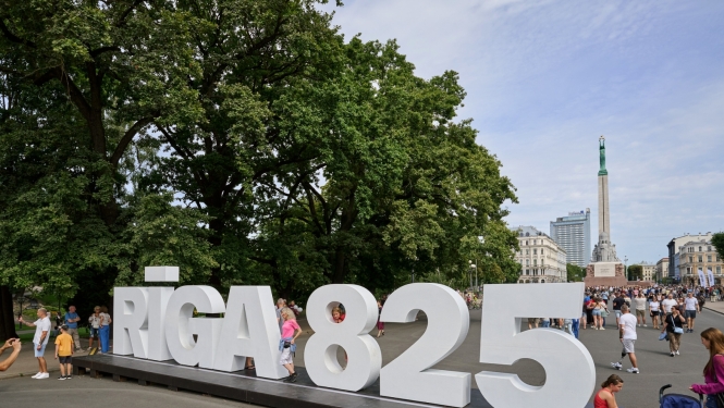 Burti Rīga 825 laukumā pie Brīvības pieminekļa