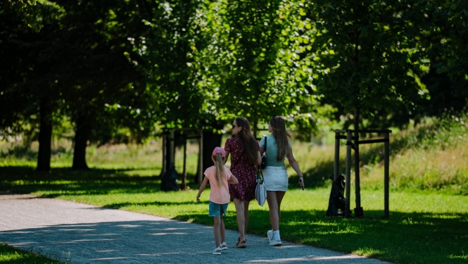 Cilvēki pastaigājas pa ielu