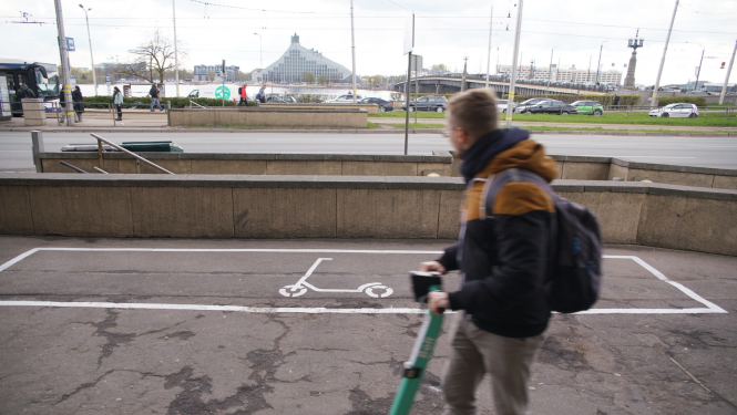 Cilvēks uz elektroskrejriteņa