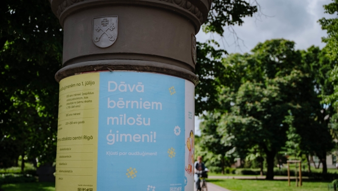 Dāvā bērniem mīlošu ģimeni kampaņas pilsētvides foto