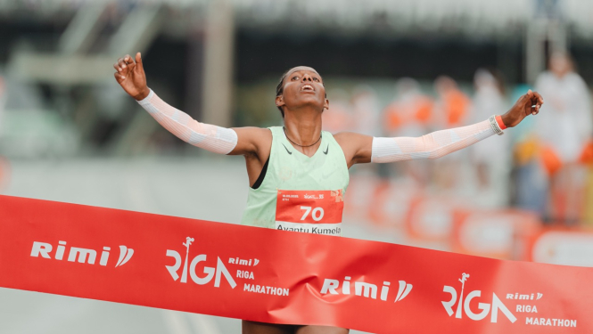 Finiša taisnē 2025. gada Rimi Rīgas maratona čempione - Ajantu Kumela 