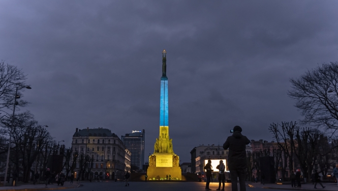 Brīvības piemineklis izgaismots Ukrainas karoga krāsās