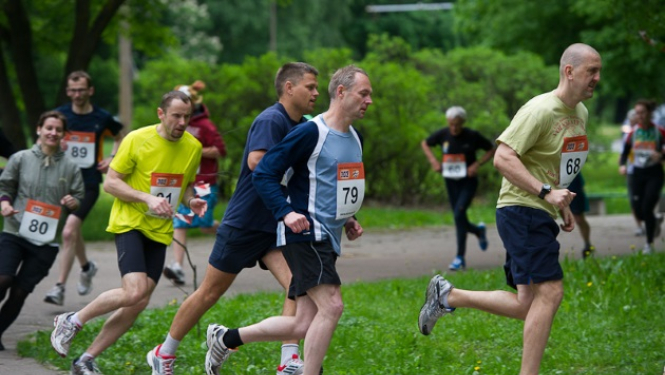 Cilvēki skrien pasākumā "Izskrien Rīgu"