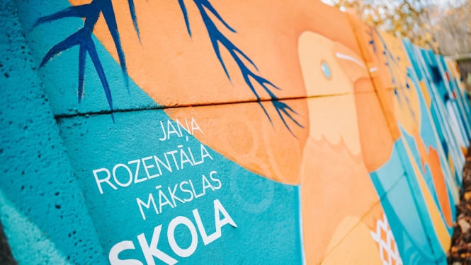 Uz sienas uzgleznots putns uz uzraksts Jaņa Rozentāla Mākslas skola