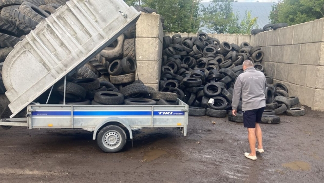 Rīgas kapsētās savāktās auto riepas