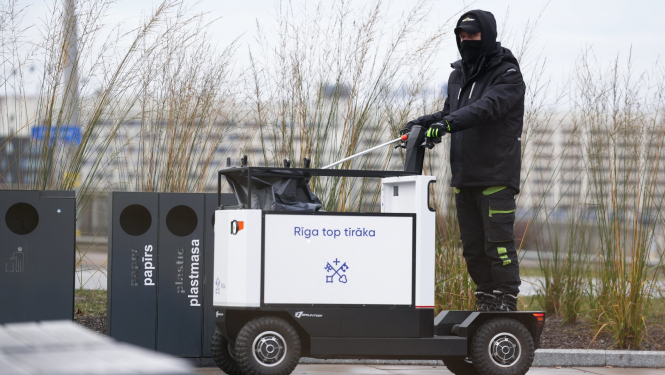 Ar kravas elektroskūteri vāc atkritumus pilsētā