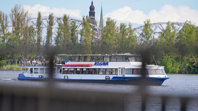 Kuģītis peld pa Daugavu
