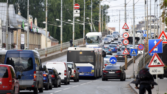 Mašinas brauc pa Gaisa tiltu