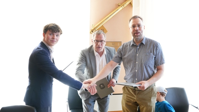 Memorandu parakstīja Rīgas pašvaldība, jaunatnes organizācija “Klubs “Māja”” un biedrība “Rīgas Apkaimju alianse”.