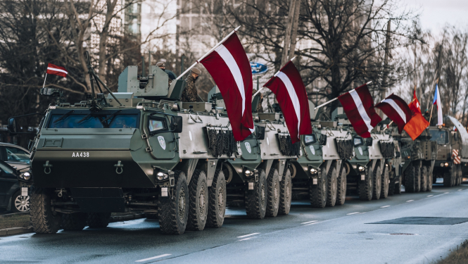 Militārā parādē bruņutehnika