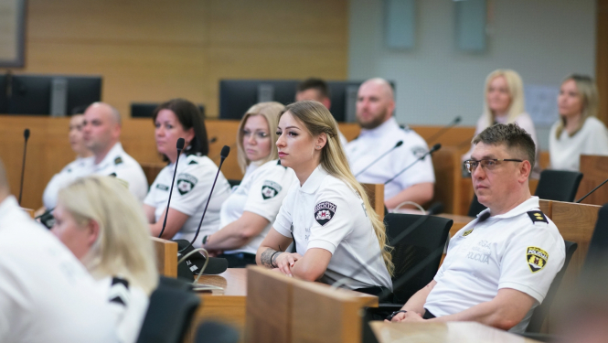 Pašvaldības policijas darbinieki sēž sēžu zālē