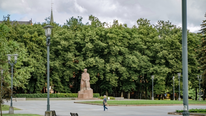 Raiņa piemineklis Esplanādē