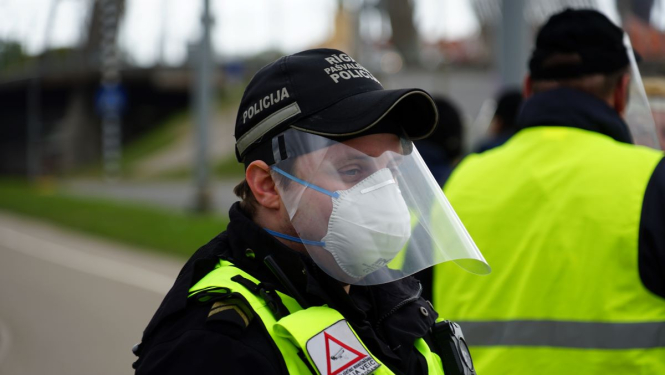 Policists maskā