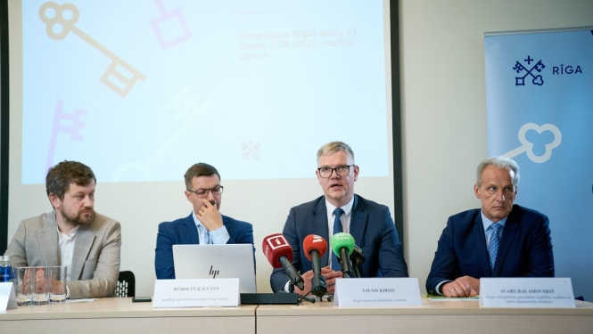 IZM Informācijas tehnoloģiju departamenta direktora p.i. Ilmārs Rikmanis, Izglītības un zinātnes ministres biroja vadītājs Rūdolfs Kalvāns, Rīgas domes priekšsēdētāja vietnieks Vilnis Ķirsis un Rīgas valstspilsētas pašvaldības Izglītības, kultūras un sporta departamenta direktors Ivars Balamovskis