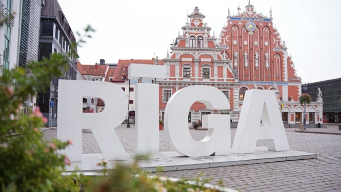 Rīgas burti uz Melngalvju nama forna