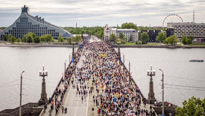 Sportisti skrien pāri Akmens tiltam