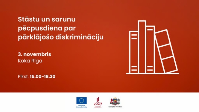 Uz oranžsarkana fona izvietota informācija par stāstu un sarunu pēcpusdienu par pārklājošo diskrimināciju, kas notiks 3. novembrī kultūras centrā “Koka Rīga” no plkst. 15.00 līdz 18.30. Attēla labajā pusē redzams balts grāmatu zīmējums ar trim grāmatām. Apakšā uz balta fona izvietoti Eiropas Savienības, Nacionālā attīstības plāna 2027 un Labklājības ministrijas logotipi.