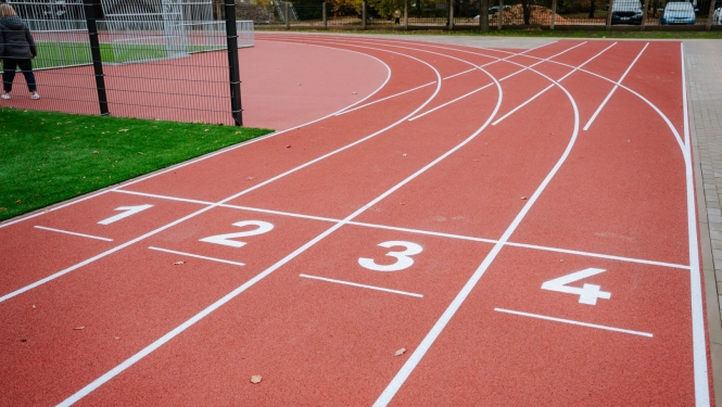 Sporta laukums ar skrejceliņiem