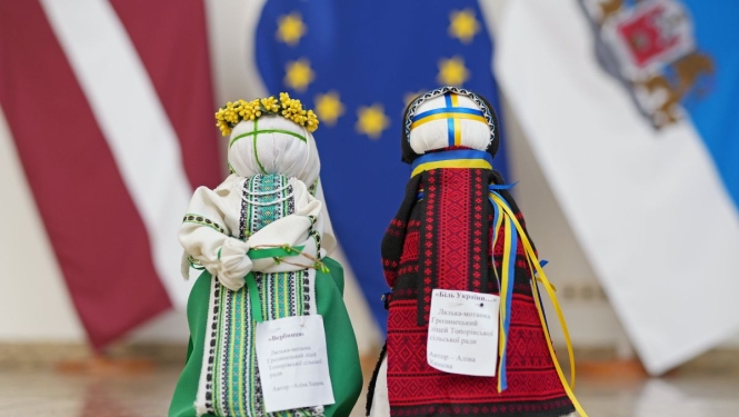 Ukraiņu bērnu dāvinātās lelles