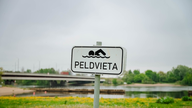 Uzraksts "Peldvieta"