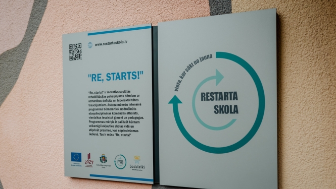 Uzraksts uz plāksnītes “Restarta skola” 