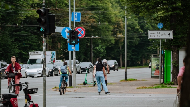 Ar velosipēdu šķērso ielu