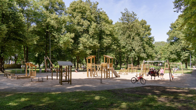 Bērnu rotaļu un vingrošanas laukums Latgales parkā