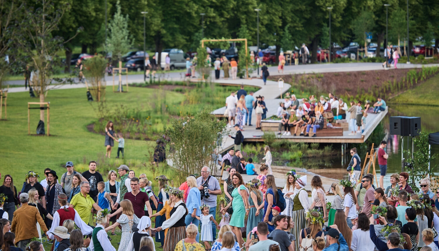 Ielīgošana Uzvaras parkā