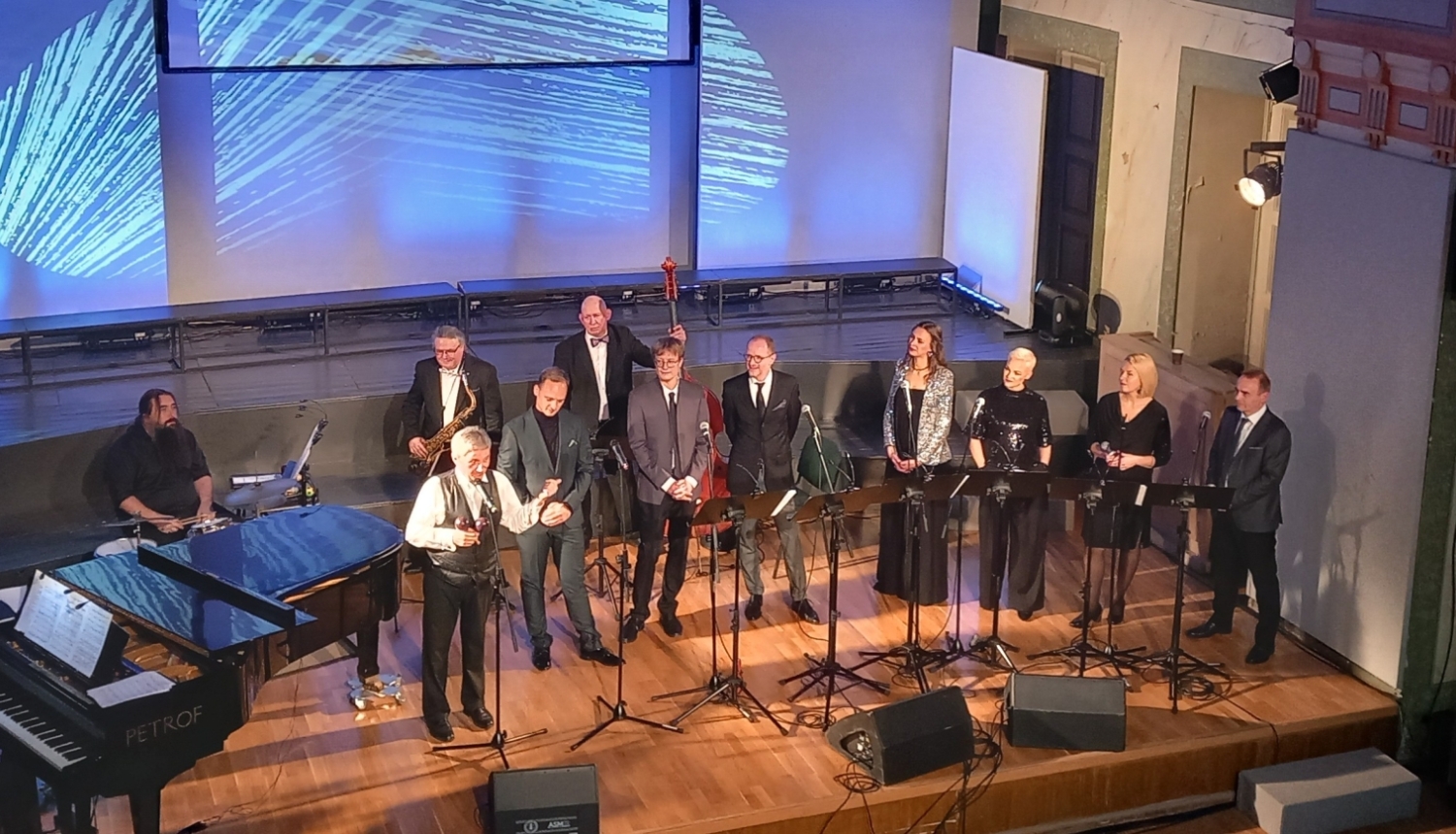 Džeza grupa “Assebly Singers” uzstājas uz skatuves