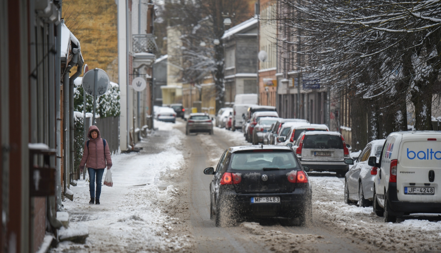 Ceļa malā stāv automašīnas