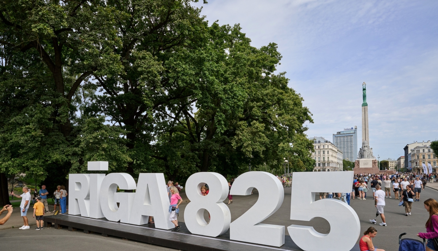 Burti Rīga 825 laukumā pie Brīvības pieminekļa