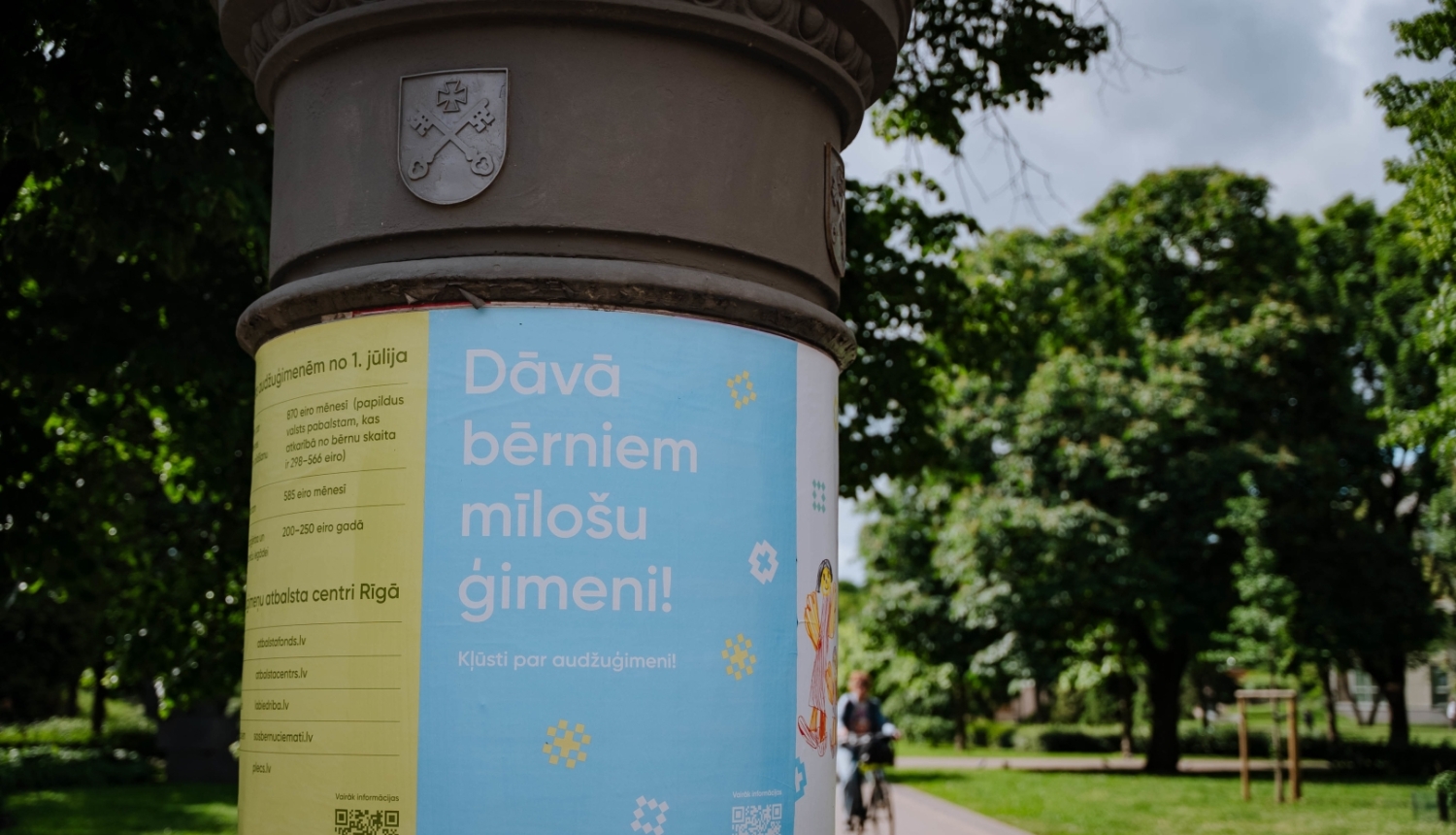 Dāvā bērniem mīlošu ģimeni kampaņas pilsētvides foto