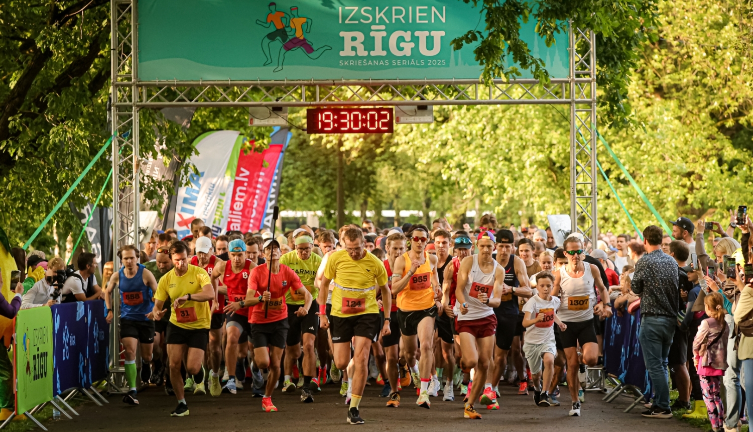 Izskrien Rīgu skrējiena starts