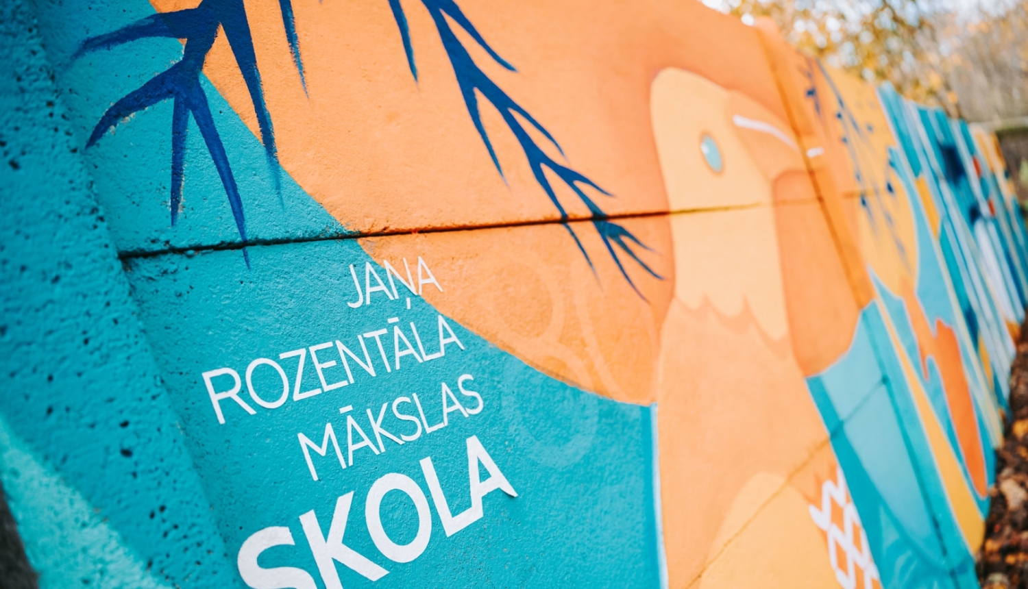 Uz sienas uzgleznots putns uz uzraksts Jaņa Rozentāla Mākslas skola