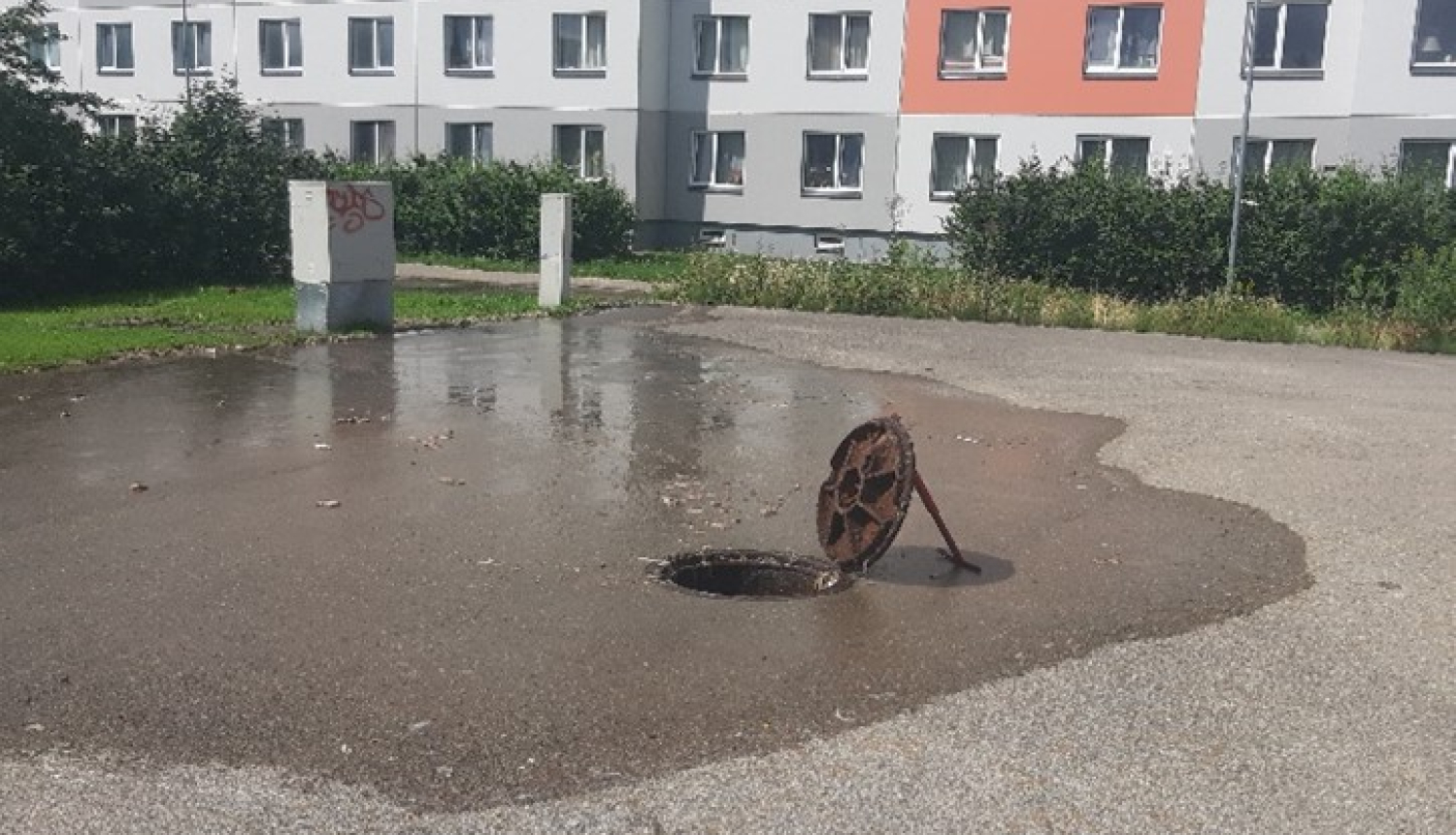 Atvērts kanalizācijas akas vāks