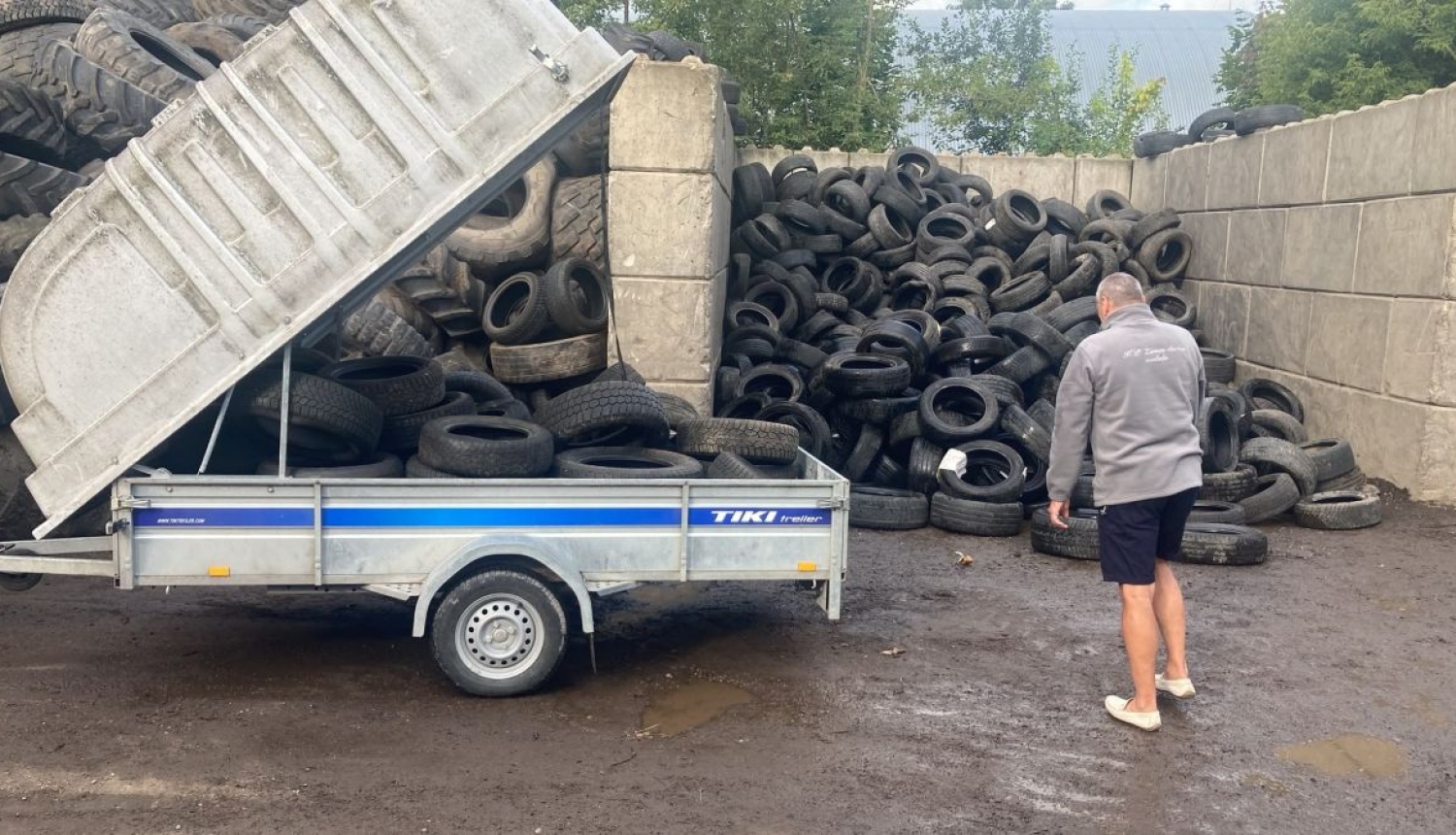 Rīgas kapsētās savāktās auto riepas