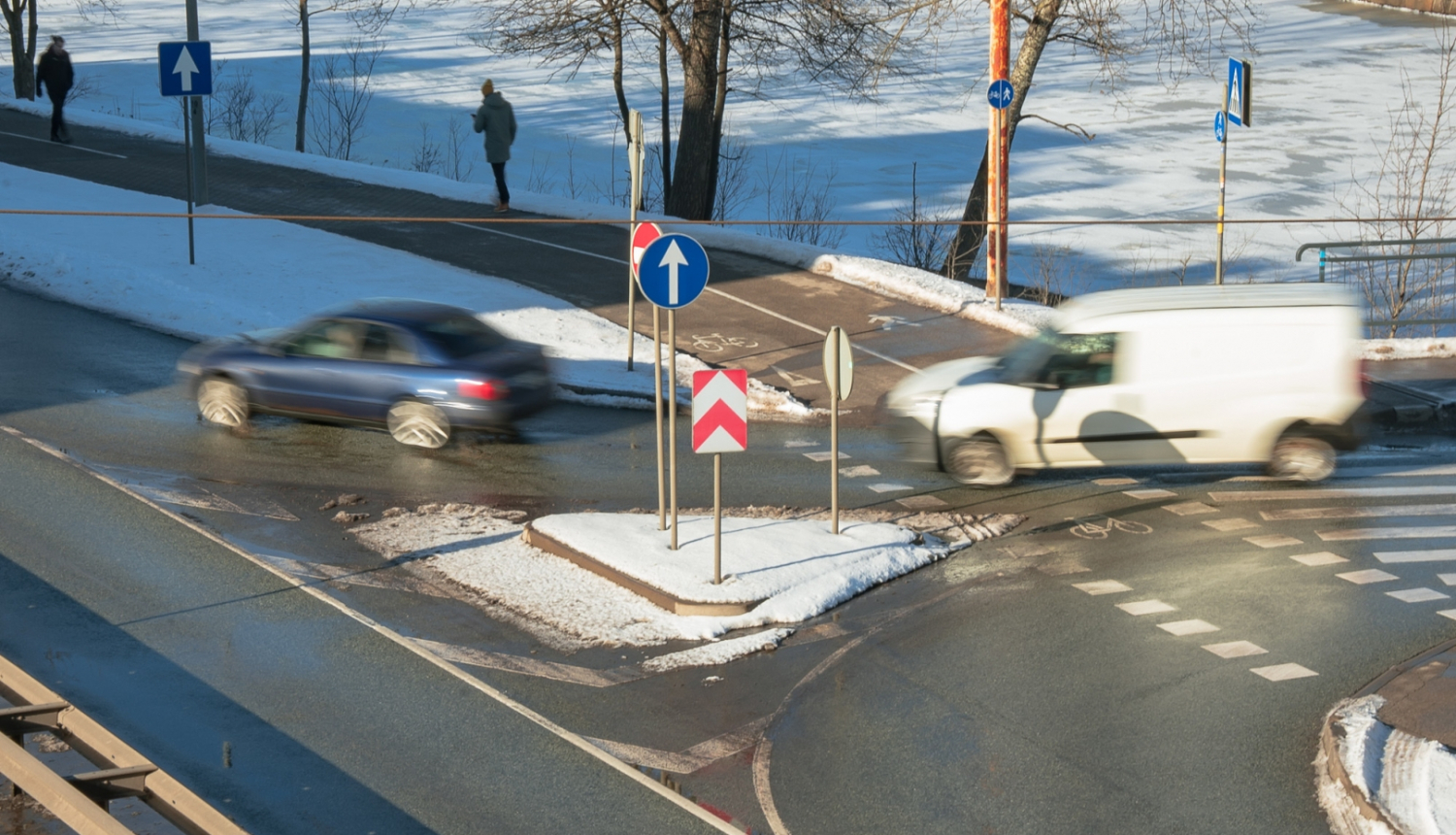 Krustojumā divas automašīnas brauc