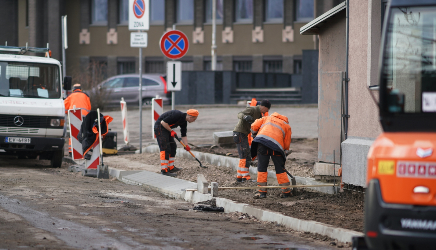 Atjauno gājēju ietves asfaltta segumu