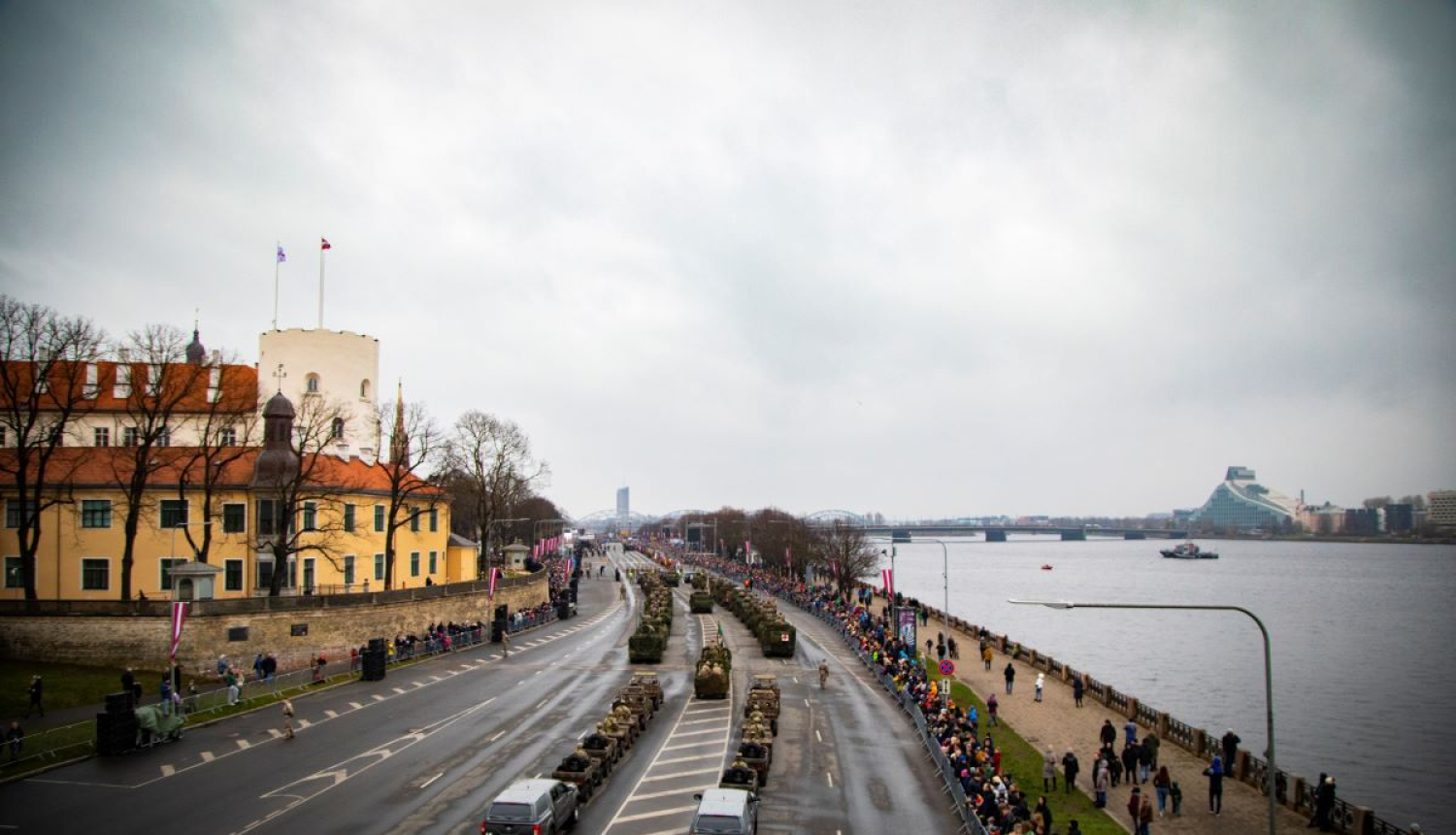 Militāra parāde krastmalā