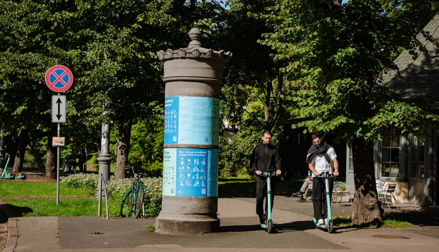 Mobilitātes nedēļas vizuālis uz afišas staba