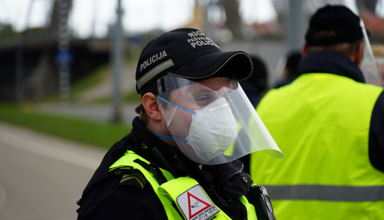 Policists maskā