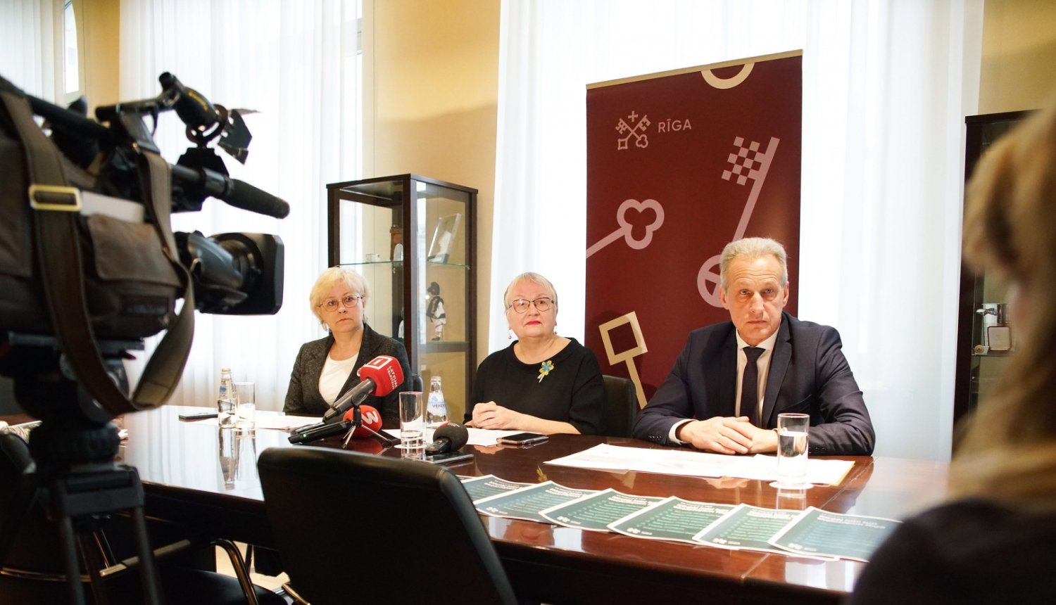 Rīgas Izglītības un informatīvi metodiskā centra direktora p.i. I. Draveniece, Rīgas domes Izglītības, kultūras un sporta komitejas priekšsēdētāja Laima Geikina un Rīgas pašvaldības Izglītības, kultūras un sporta departamenta p.i. Ivars Balamovskis.