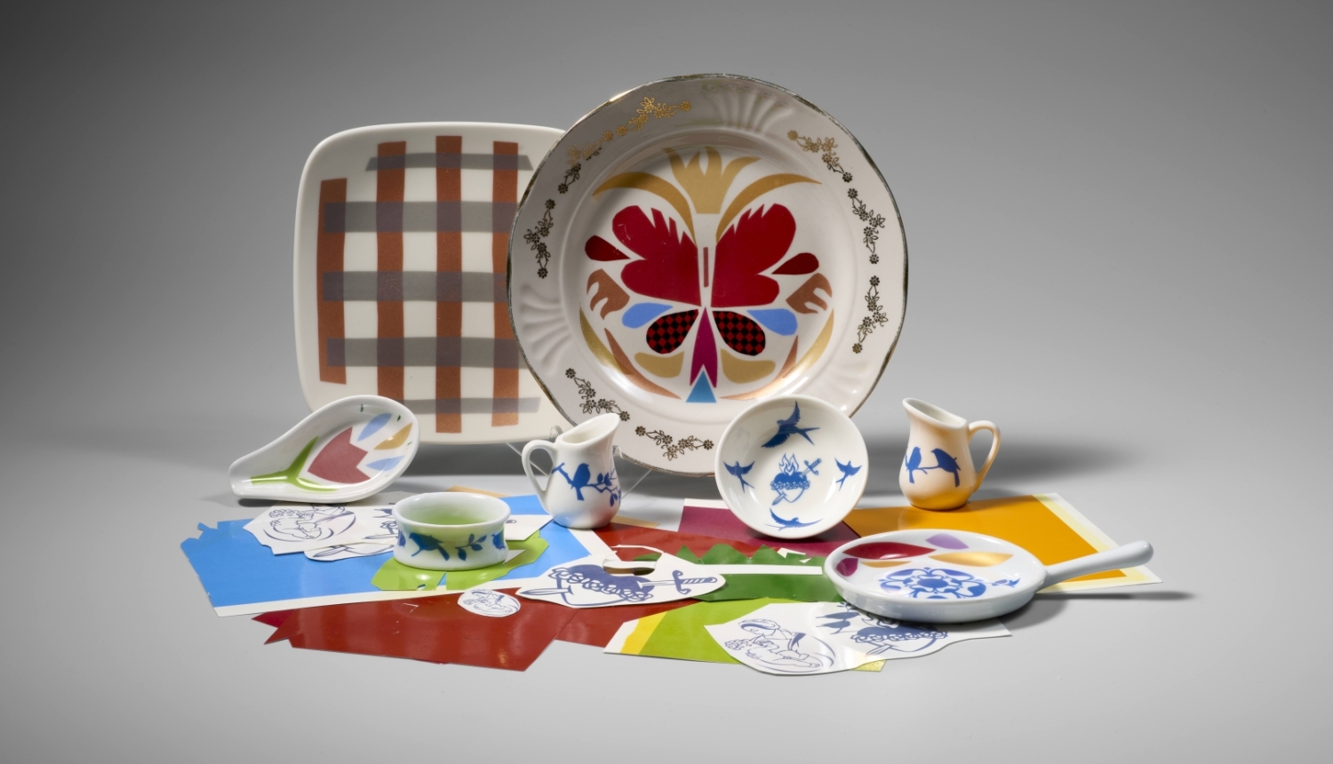 Radošā darbnīcas “Dekols” apgleznoti porcelāna trauki